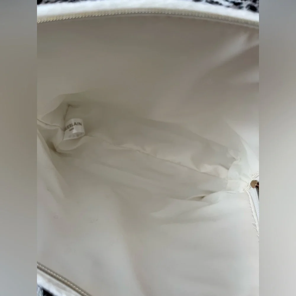 Guerlain Fluffy White Makeup Bag w/logo imprint inside 17.5H x 23W/19Wx 7D cm. - Picture 5 of 6